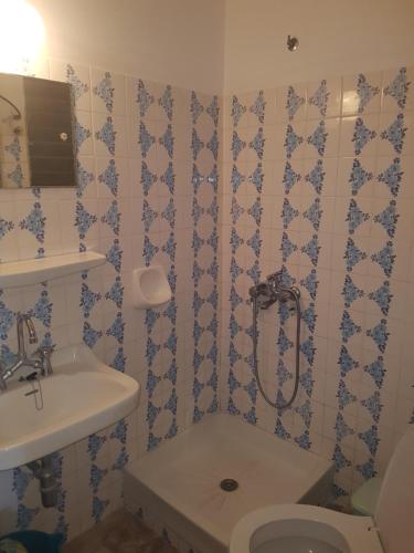 A bathroom at Pansion Marousa