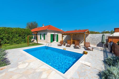 PuljaneにあるHoliday home Ana with pool national park krkaの家の前のプール