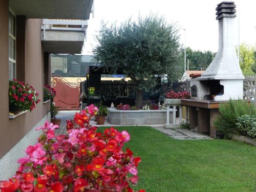 a garden with pink flowers in a yard at I Fiori di Malpensa in Ferno