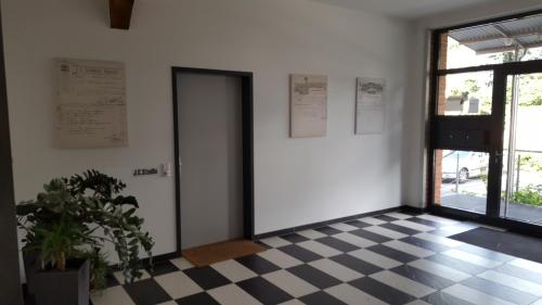 a door in a room with a checkered floor at ARYVE JC Studio - Altstadtnahes Boutique Apartment inklusive kostenfreiem Parkplatz in Erfurt