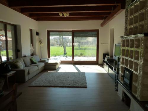 Khu vực ghế ngồi tại Villa Holiday