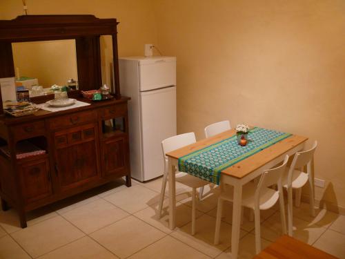 シエナにあるcasa Beccheriaのキッチン(テーブル、白い冷蔵庫付)