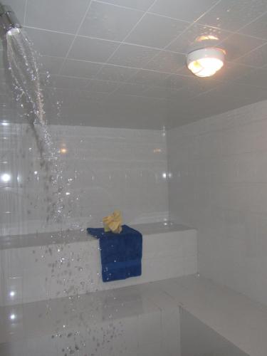 a shower in a room with a water fountain at La Quinta San Andrés in Ibarra