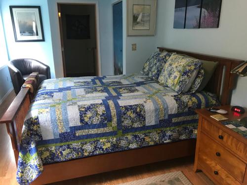 um quarto com uma cama com uma colcha em Sunshine House Bed and Breakfast em Seward