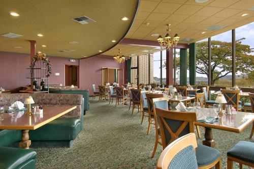 a dining room with tables and chairs and tablesktop at Red Lion Hotel Coos Bay in Coos Bay