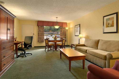 Posezení v ubytování Red Lion Hotel Coos Bay