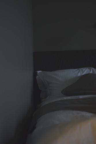 Letto o letti in una camera di Black Beach Suites