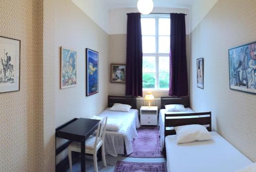 a hotel room with two beds and a window at Tivedens Hostel-Vandrarhem in Karlsborg