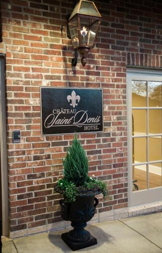 Sijil, anugerah, tanda atau dokumen lain yang dipamerkan di Chateau Saint Denis Hotel, a Trademark Collection by Wyndham