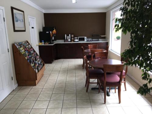 una habitación con 2 mesas y sillas y una cocina en Mountain Valley Inn, en Dillard