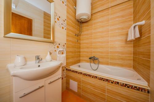 W łazience znajduje się umywalka i wanna. w obiekcie Villa Julija w mieście Kaštela