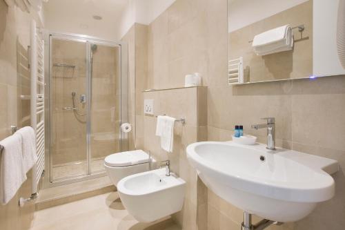 un bagno con lavandino, WC e doccia di Albergo Teresa a Laigueglia