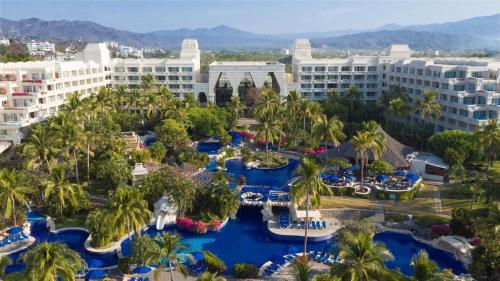 uma vista aérea da piscina no resort em Barceló Karmina - All Inclusive em Manzanillo