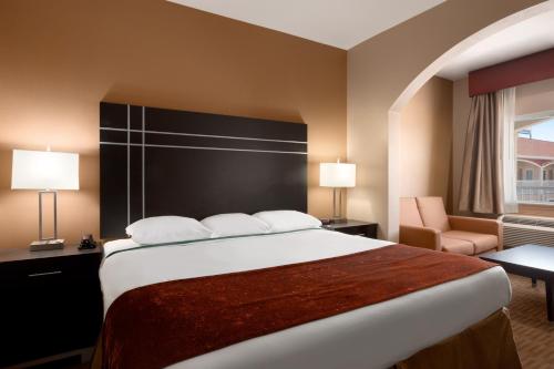 Una cama o camas en una habitación de Executive Inn & Suites