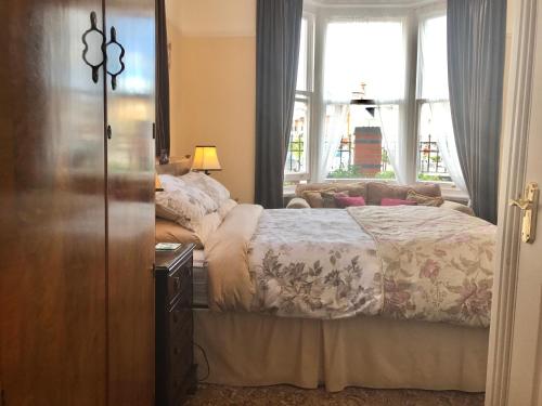 sypialnia z łóżkiem i oknem w obiekcie The Hollies w mieście Bridlington