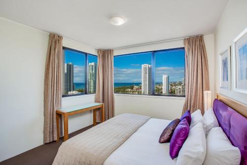 Tempat tidur dalam kamar di Mantra Broadbeach on the Park