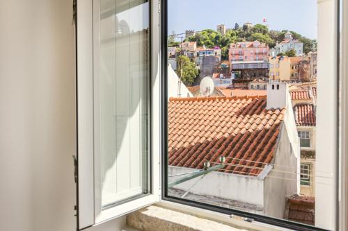 リスボンにあるAmazing Castle Views in Historic Centerの市街の景色を望む窓
