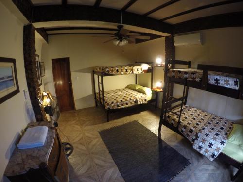 Krevet ili kreveti na sprat u jedinici u okviru objekta Casa Roja Hostel