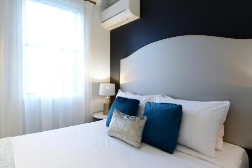 Una cama o camas en una habitación de High Cross Randwick by Sydney Lodges