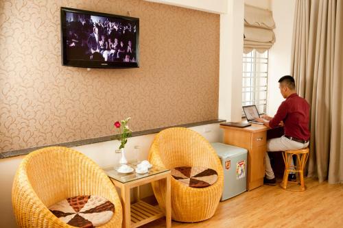 TV a/nebo společenská místnost v ubytování Venus Hotel Ha Noi