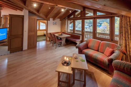 salon z kanapą i stołem w obiekcie Appartements Zermatt Paradies w mieście Zermatt