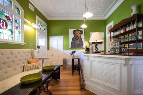una sala de estar con paredes verdes y un bar en Rent your own Historic Hotel for Holidays & Events, en Maldon