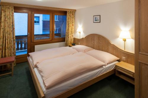 Кровать или кровати в номере Appartements Zermatt Paradies