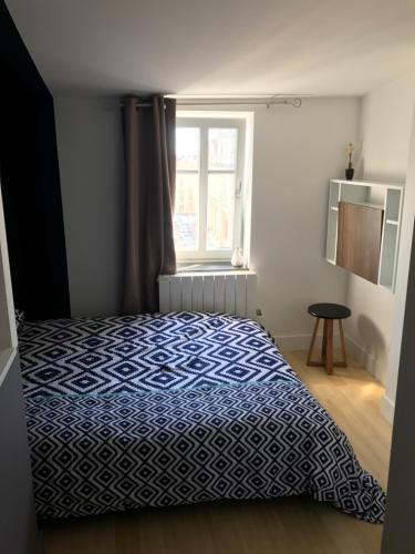 une chambre avec un lit et une fenêtre dans l'établissement F2 STANISLAS, à Nancy