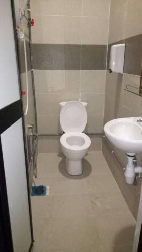 a bathroom with a toilet and a sink at Selesa View Gambang in Simpang Pulau Manis
