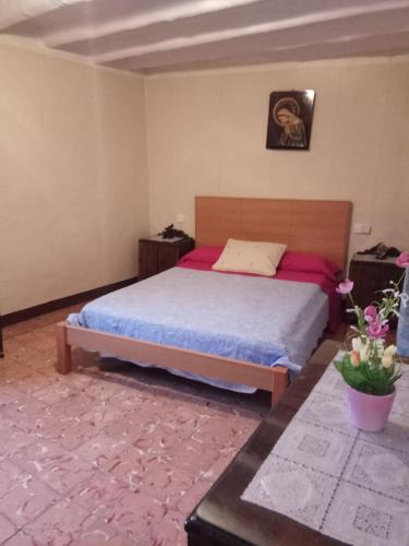 1 dormitorio con 1 cama en una habitación en Cal Estevet, en Arboli