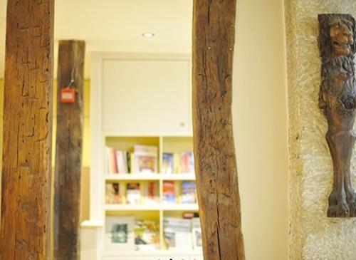 una habitación con una estantería con libros. en Hotel de L'Universite en París