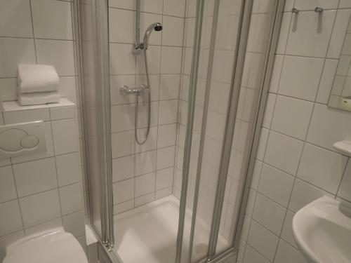 UnterkirchbachにあるHotel Restaurant Marienhofのシャワー、トイレ、洗面台を備えたバスルーム