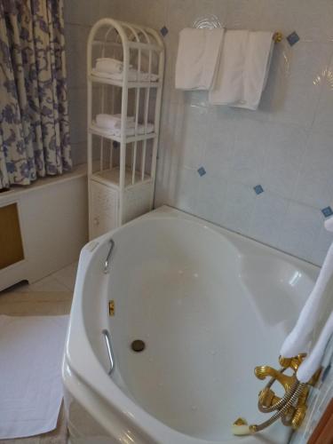 a white bath tub in a bathroom with towels at Kasteel van Nieuwland in Aarschot