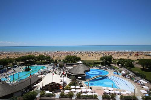 einen Luftblick auf einen Pool in einem Resort in der Unterkunft Savoy Beach Hotel & Thermal Spa in Bibione