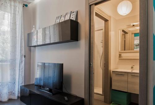 een woonkamer met een tv aan de muur bij Casa Borgone in Turijn