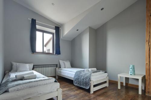 Un pat sau paturi într-o cameră la PlayHouse Apartments