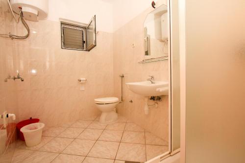 Ένα μπάνιο στο Apartments Kasandra