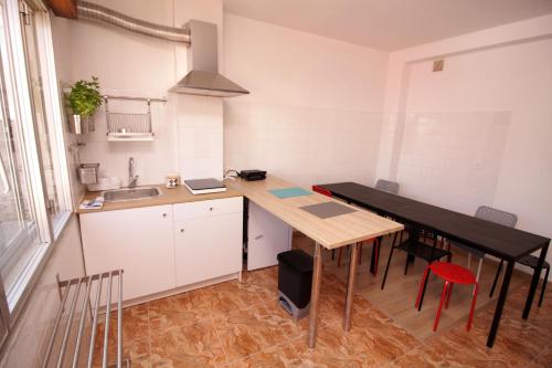 Dapur atau dapur kecil di Albergue Lalin Centro