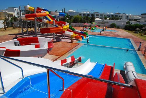 Bazén v ubytování Zodiac Hôtel & Aqua Park nebo v jeho okolí