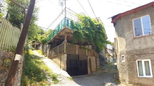 Το κτήριο όπου στεγάζεται  ο ξενώνας