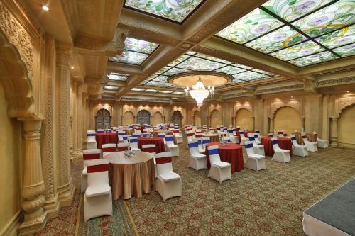 Un restaurante u otro lugar para comer en Ramoji Film City- Sitara Luxury Hotel