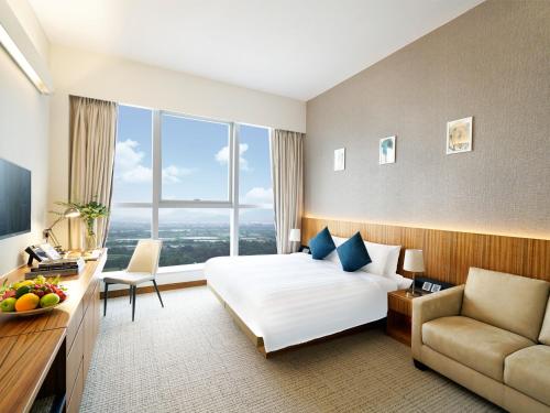 香港にあるホテル コージー ウェットランドのベッドと大きな窓が備わるホテルルームです。