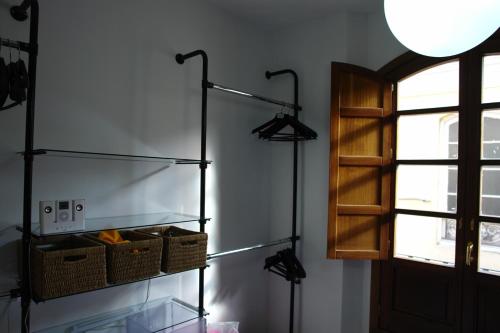 a room with two glass shelves with baskets on the wall at Clemens in Málaga