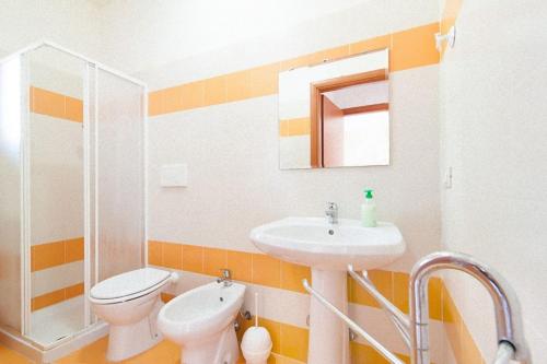 サン・フォカにあるCasa Vacanze Mare e Uliviのバスルーム(洗面台、トイレ付)