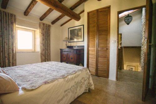 um quarto com uma cama, uma cómoda e uma janela em Maison de Charme dans Domaine 17ème em Tarascon