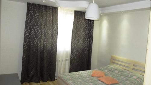 バルチクにあるVilla Moncheの小さなベッドルーム(ベッド1台、窓付)