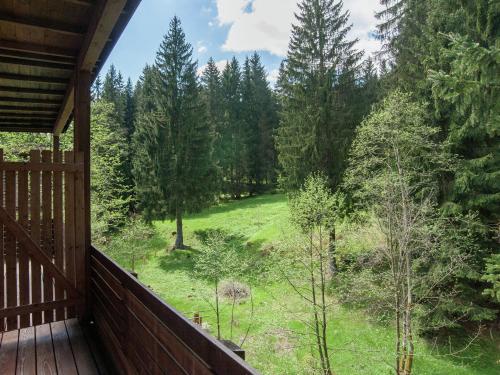 einen Balkon einer Hütte mit Waldblick in der Unterkunft Holiday home in the Gro breitenbach in Altenfeld