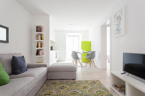 uma sala de estar com um sofá e uma mesa em Castelo Picão Apartments em Lisboa