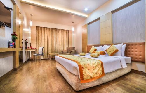 Una cama o camas en una habitación de Ramoji Film City- Sitara Luxury Hotel