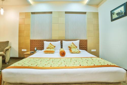 Una cama o camas en una habitación de Ramoji Film City- Sitara Luxury Hotel